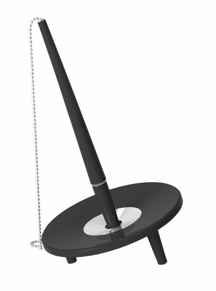 Kuulakärkikynä pöytätelineellä